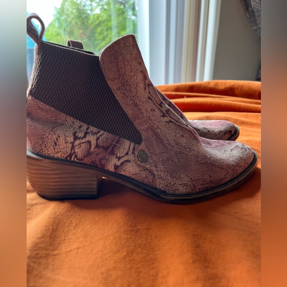 The Buckle Fax Snake Skin Boots 6M